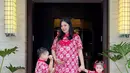 <p>Gaya maternity matching bareng kedua anaknya dengan dress batik simple nuansa merah. (Foto: Instagram @devinahermawan)</p>