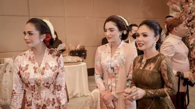 Pesona Yuni Shara Berkebaya Tampak Awet Muda di Acara Tujuh Bulanan Aurel Hermansyah/dok. Instagram Yuni Shara