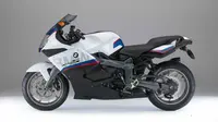 BMW Motorrad memutuskan untuk menyuntik mati dua produknya, salah satunya adalah K1300S (Foto: asphaltandrubber.com).