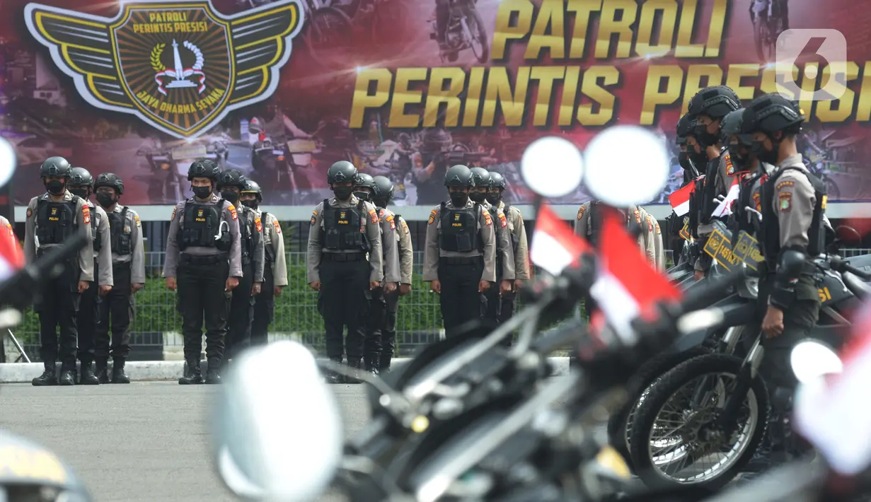 Anggota polisi saat upacara penutupan pelatihan Tim Patroli Perintis Presisi di Polda Metro Jaya, Selasa (30/11/2021). Pelatihan bertujuan untuk meningkatkan kemampuan operasi dan patroli dalam mencegah gangguan keamanan dan ketertiban masyarakat. (merdeka.com/Imam Buhori)