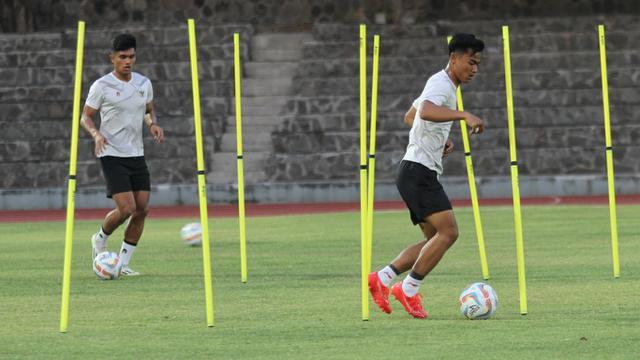 Pratama Arhan Saat Latihan Perdana di Stadion Sriwedari