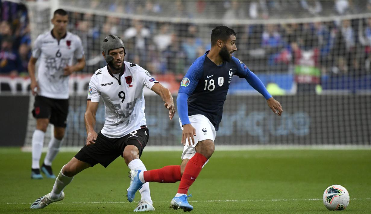 Gelandang Prancis, Nabil Fekir, menggiring bola saat melawan Albania pada laga Kualifikasi Piala Eropa 2020 di Stade de France, Paris, Sabtu (7/9). Prancis menang 4-1 atas Albania. (AFP/Lionel Bonaventure)