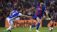 Pemain Real Sociedad, Asier Illarramendi menarik celana pemain Barcelona, Andre Gomes pada lanjutan La Liga di Camp Nou stadium in Barcelona, Spanyol, (15/4/2017). Barcelona menang 3-2.  (AP /Manu Fernandez)