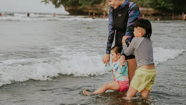 6 Momen Liburan Keluarga Kecil Sharena dan Ryan Delon, Seru Bareng Anak