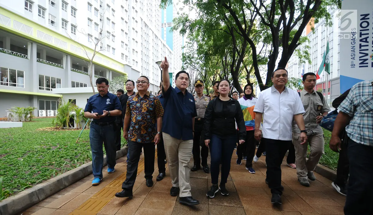 Menko PMK, Puan Maharani (keempat kiri) bersama Ketua INASGOC Erick Thohir (tengah) meninjau fasilitas wisma atlet Asian Games 2018 di Jakarta, Minggu (4/2). Puan didampingi CdM Asian Games 2018 Komjen Pol Syafruddin. (Liputan6.com/Helmi Fithriansyah)