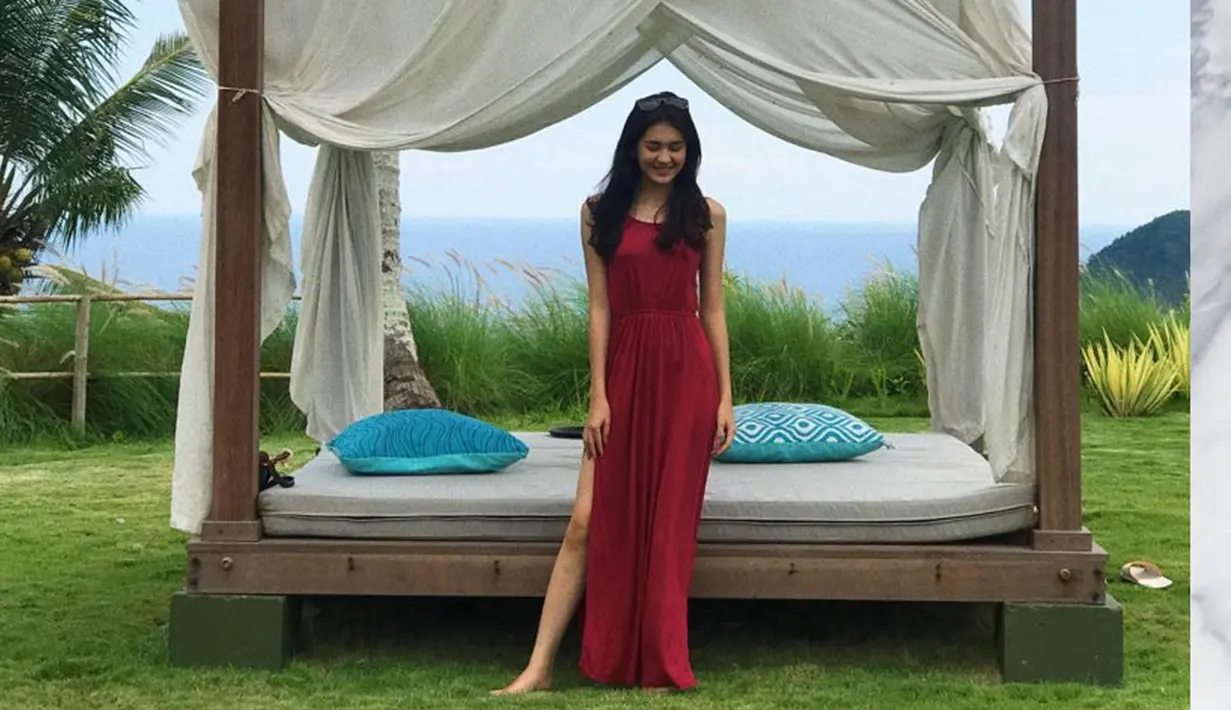 Enggak cuma pandai berakting, ia juga dikenal sebagai aktris berparas menawan. Berdarah blasteran Inggris, tak heran jika ia memiliki penampilan yang menawan. Salah satunya dengan outfit serba merah ini. (Liputan6.com/IG/@zoeabbasjackson)