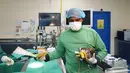Seorang dokter membawa seekor elang usai dioperasi di Rumah Sakit Falcon Abu Dhabi, Abu Dhabi, uni Emirat Arab, 28 April 2019. Berburu dengan elang atau falconry adalah bagian penting dari budaya warisan Arab dan sekitarnya. (REUTERS/Christopher Pike)