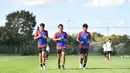 Pemain Timnas Indonesia U-17 melakukan pemanasan dengan berlari mengitari lapangan dalam latihan perdana di Borussia-Park Training Ground, Jerman, Selasa (19/9/2023). Selama di Jerman, Timnas Indonesia U-17 juga bakal menjalani rangkaian latihan. Garuda Asia dijadwalkan melahap enam latih tanding. (Dok. PSSI)
