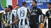 Bek Juventus, Leonardo Bonucci melakukan selebrasi bersama kiper Gianluigi Buffon. Dua pemain tersebut menjadi saksi perolehan enam scudetti Juventus di pentas Liga italia Serie A.  (AFP/Filippo Monteforte)