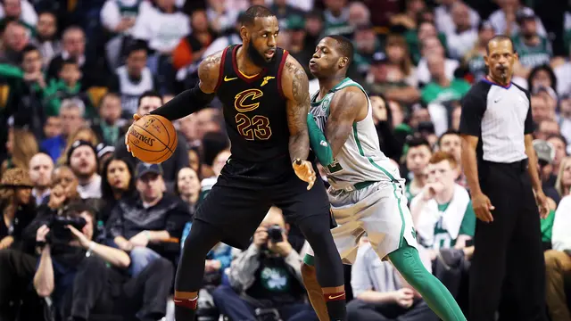 Selebrasi LeBron James saat membantu Cavaliers menekuk Hawks pada lanjutan NBA