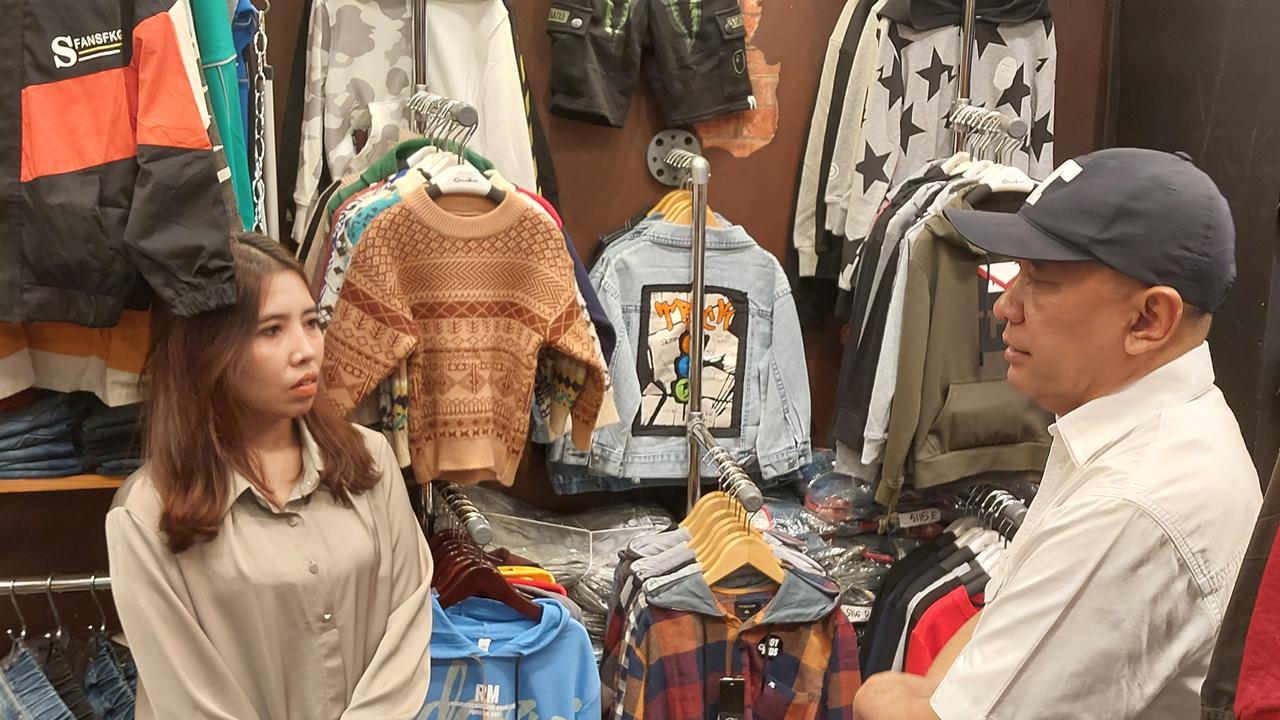 Menteri Koperasi dan UKM Teten Masduki melakukan inspeksi mendadak ke Pasar Tanah Abang Blok A. Dia mengantongi sejumlah keluhan dari pedagang pakaian di kawasan tersebut.