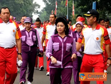 Citizen6, Jakarta: Lebih dari 400 anggota IKKT PWA termasuk para Wanita TNI dan PNS TNI di lingkungan Mabes TNI mengikuti Gerak Jalan Santai sepanjang 5 Km. dengan start  di depan Gedung Olah Raga (GOR) Ahmad Yani Mabes TNI. (Pengirim: Badarudin Bakri).