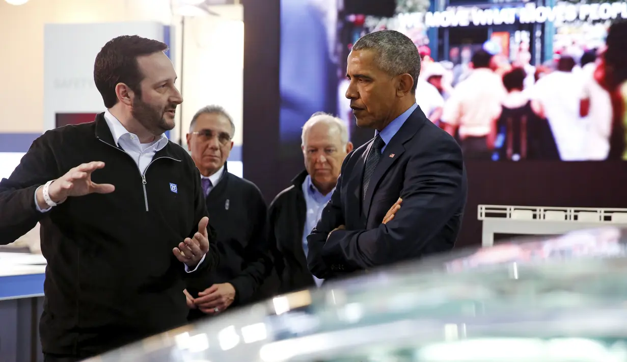 Brian Johnson, dari ZF Friedrichshafen AG, memberikan penjelasan kepada Presiden AS Barack Obama mengenai mobil transparan yang dipamerkan di North American International Auto Show di Detroit, Michigan (20/1). (REUTERS/Jonathan Ernst)