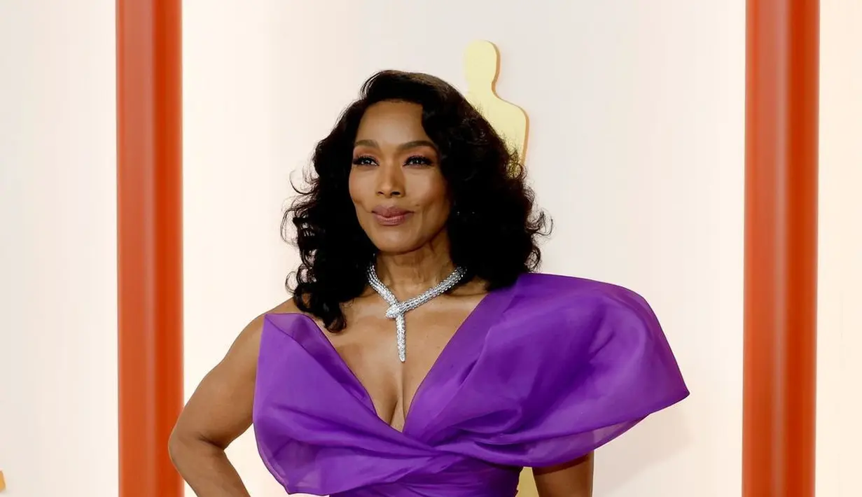 Lengkapi penampilan glamornya, Angela Bassett juga kenakan aksesori dari Bvlgari yang terkenal mahal [@theacademy]