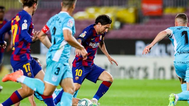 Penyerang Barcelona, Lionel Messi, saat mencoba lepas dari kawalan pemain Leganes