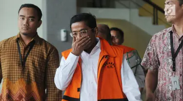 Tersangka mantan Menteri Sosial Idrus Marham usai menjalani pemeriksaan perdana pascaditahan, Gedung KPK, Jakarta, Jumat (7/9). Idrus terlihat mengenakan rompi tahanan KPK. (Merdeka.com/Dwi Narwoko)