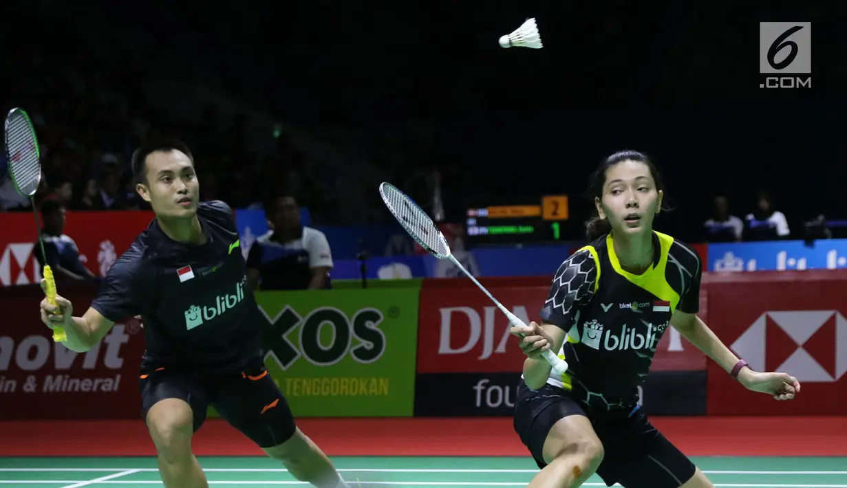 Ganda campuran Indonesia, Hafiz Faizal/Gloria Emanuelle Widjaja mengembalikan kok ke arah Ricky Karandasuwardi/Debby Susanto pada 8 besar Indonesia Open 2018 di Istora GBK, Jakarta, Jumat (6/7). Hafiz/Gloria unggul. (Liputan6.com/Helmi Fithriansyah)