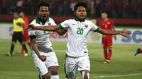 Striker Timnas Indonesia U-16, Bagus Kahfi, merayakan gol yang dicetaknya ke gawang Vietnam bersama saudara kembar, Bagas Kaffa, dalam laga lanjutan Piala AFF U-16 2018 di Stadion Gelora Delta, Sidoarjo, Kamis (2/8/2018). (Bola.com/Aditya Wany)