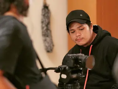 Kemal Fathur yang dulu ikonik menjadi Memet kini sudah beranjak dewasa. Ia memilih melanjutkan karier di balik layar pembuatan film. Kemal menjadi sutradara dan terlihat fokus saat melihat ke kamera. (Liputan6.com/IG/kemalfathur)