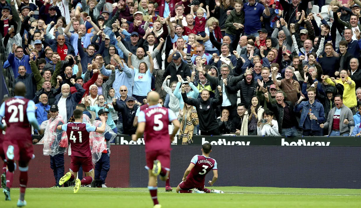 Bek West Ham, Aaron Cresswell (kanan) berselebrasi usai mencetak gol ke gawang Manchester United pada pertandingan lanjutan Liga Inggris di stadion London (22/9/2019). West Ham menang 2-0 atas Manchester United. (AP Photo/Leila Coker)
