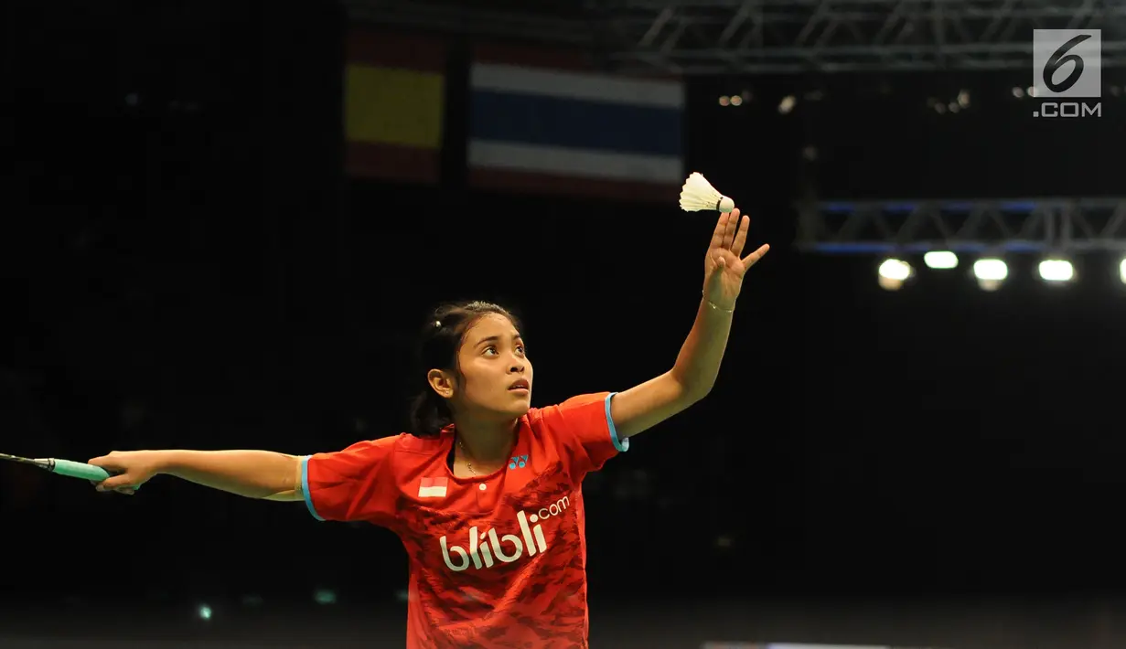 Pebulu tangkis Indonesia, Gregoria Mariska Tunjung melakukan serve saat melawan Chen Yufei (China) pada putaran pertama Indonesia Open 2017 di Jakarta, Selasa (13/6). Gregoria unggul 17-21, 21-19, 21-19. (Liputan6.com/Helmi Fithriansyah)