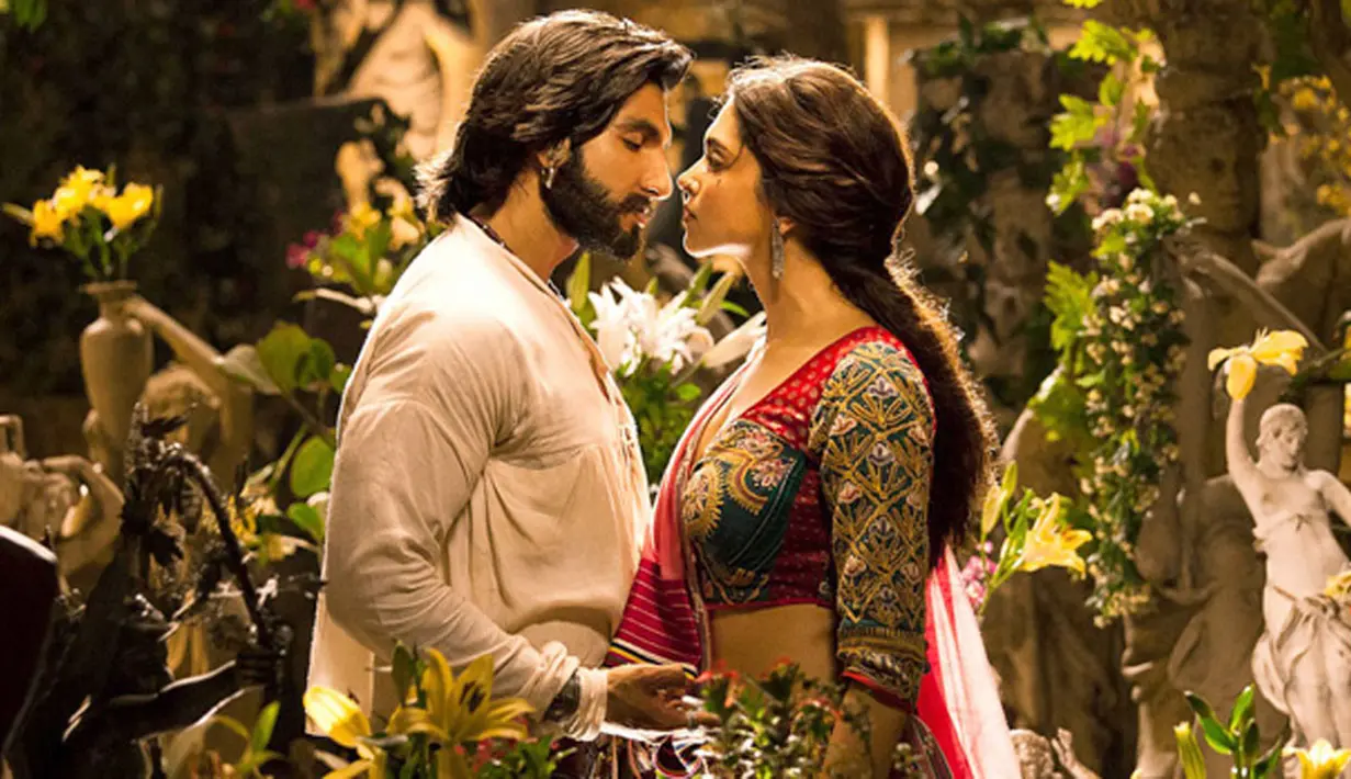 Deepika Padukone dan Ranveer Singh merupakan salah satu pasangan Bollywood yang serasi. Selain itu, pasangan ini dikenal sebagai pasangan yang tertutup soal masalah pribadi. (Foto: zeenews.india.com)