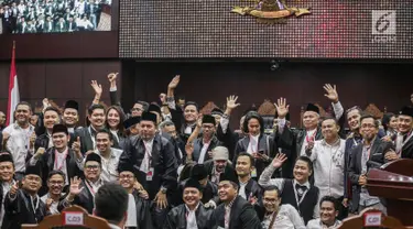 Tim Hukum Jokowi-Ma'ruf Amin foto bersama usai putusan MK di Gedung MK, Jakarta, Kamis (27/6/2019). MK menolak seluruh gugatan hasil Pilpres 2019 yang diajukan Prabowo Subianto-Sandiaga Uno yang disepakati sembilan hakim konstitusi tanpa dissenting opinion. (Liputan6.com/Faizal Fanani)