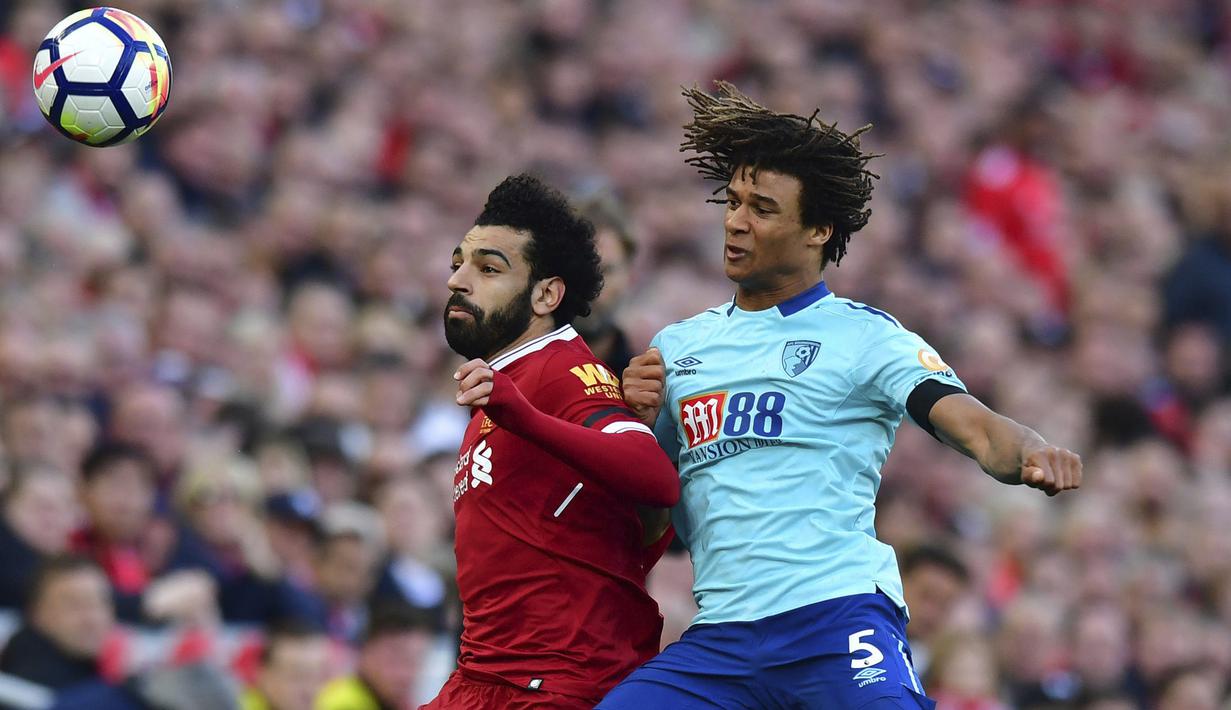 Duel pemain Liverpool, Mohamed Salah (kiri) dan pemain AFC Bournemouth, Nathan Ake pada laga Premier League di di Anfield stadium, Liverpool,(14/4/2018). Liverpool menang 3-0. (Anthony Devlin/PA via AP)