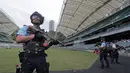 Petugas kepolisian berjaga saat latihan anti-teror di Hong Kong, Jumat, (25/8). Simulasi serangan anti-teror ini untuk persiapan sebuah konser penyanyi Ariana Grande pada 21 September 2017. (AP Photo / Vincent Yu)