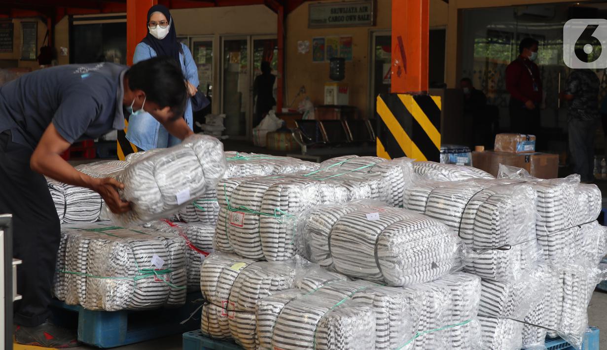 Pekerja merapikan bantuan berupa selimut untuk masyarakat NTT di Cargo Bandara Soekarno Hatta, Banten, Kamis (08/04/2021). Sebanyak dua unit tenda kompi, 1000 pcs selimut dan rendang siap saji dari mitra binaan Askrindo disalurkan untuk para pengungsi. (Liputan6.com/Pool/Askrindo)