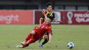 <p>Pemain Timnas Malaysia U-19, Haikal Danis melewati pemain Timnas Vietnam U-19, Trinh Hoang Canh pada laga semifinal Piala AFF U-19 2022 di Stadion Patriot Candrabhaga, Bekasi, Rabu (13/7/2022). (Bola.com/M Iqbal Ichsan)</p>
