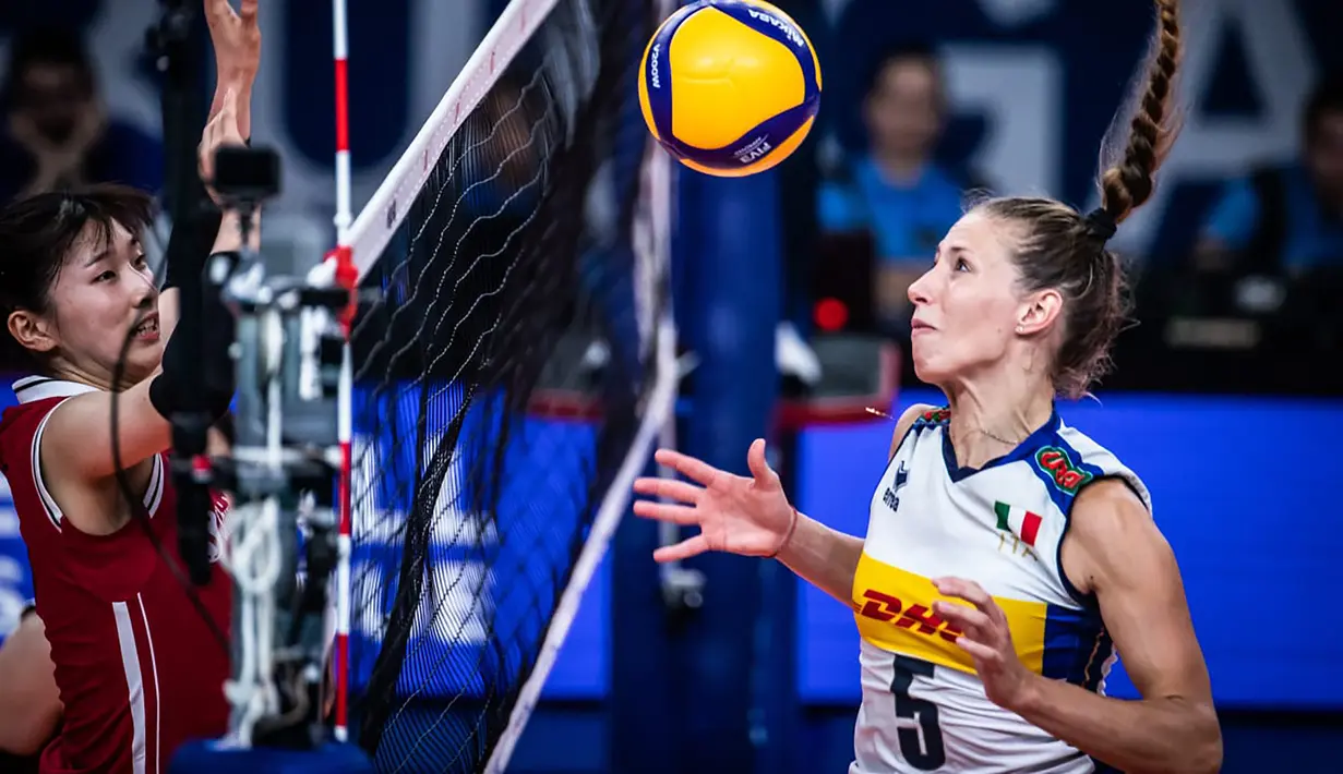 Italia. Tim putri Italia menempati peringkat ke-3 di klasemen akhir babak penyisihan dengan mengoleksi 10 kemenangan dari 12 laga dan memperoleh 29 poin, sama dengan raihan Brasil. Namun Italia kalah dalam perhitungan set rasio. Di babak perempatfinal tim putri Italia yang berstatus juara Eropa 2021 akan menghadapi Cina sebagai juara tiga kali Olimpiade, 14 Juli 2022. (Dok. Volleyballworld)