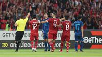 Wasit mengeluarkan kartu merah kepada pemain Thailand setelah melakukan tekel keras pada pertandingan melawan Timnas Indonesia dalam lanjutan Piala AFF 2022 di Stadion Utama Gelora Bung Karno, Kamis (29/12/2022). (Bola.com/Bagaskara Lazuardi)
