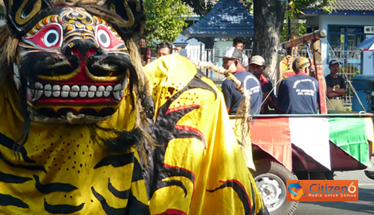 Citizen6, Kendal:  Kesenian Barongan Kendal merupakan sebuah Kesenian yang mengadaptasi dari Barongsay China dan Barongan Bali. (Pengirim: Aryo Widiyanto)