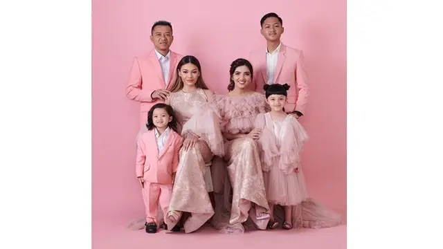 Rayakan Hari Valentine, 7 Selebriti Ini Unggah Foto Bareng Pasangan