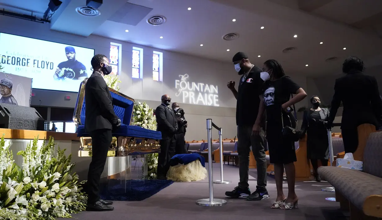 Pelayat memberi penghormatan terakhir untuk George Floyd di Gereja The Fountain of Praise, Houston, Amerika Serikat, Senin (8/6/2020). Ribuan pelayat datang memberi penghormatan terakhir untuk George Floyd yang akan dimakamkan. (AP Photo/David J. Phillip, Pool)