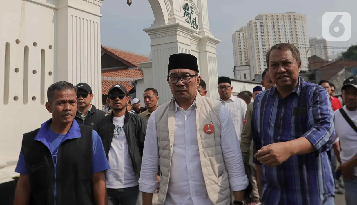 Kedatangan Ridwan Kamil di Kampung Luar Batang, Penjaringan, Jakarta Utara ditemani sejumlah relawan. (Liputan6.com/Herman Zakharia)