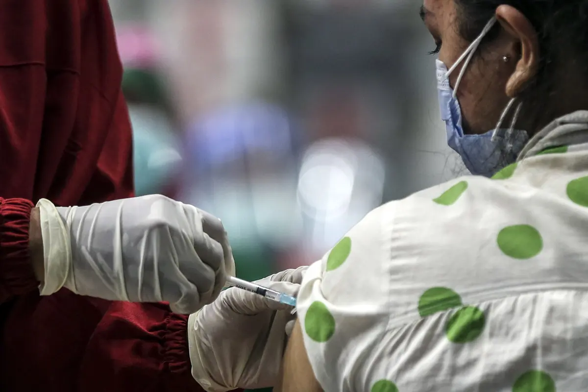 FOTO: Ribuan Tenaga Kesehatan Jalani Vaksinasi Dosis Pertama Secara Massal