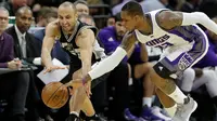 Pemain Sacramento Kings, Ben McLemore (kanan), berebut bola dengan pemain San Antonio Spurs, Manu Ginobili, dalam laga reguler NBA 2016-2017 di Golden 1 Center, Sacramento, Kamis (17/11/2016) WIB. (AP Photo/Rich Pedroncelli) 