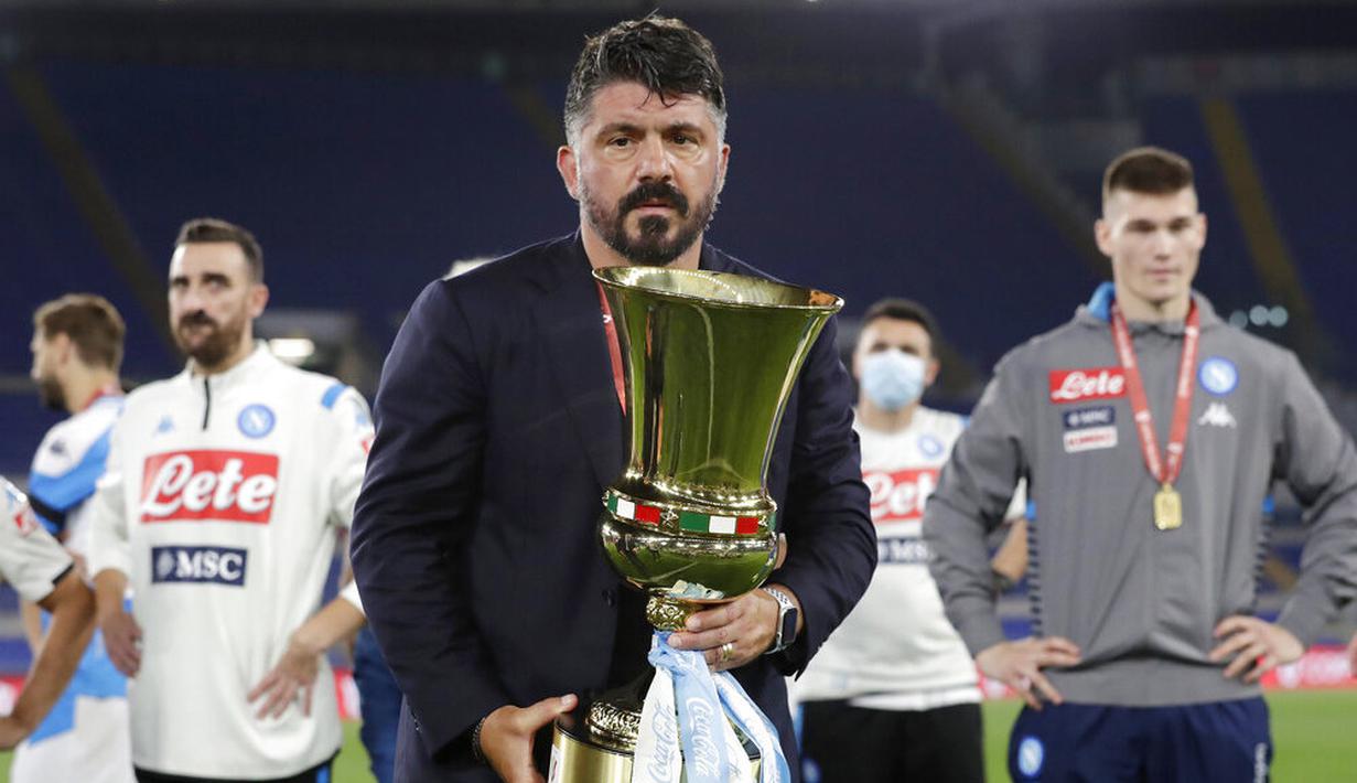 Pelatih Napoli, Gennaro Gattuso, mengangkat trofi usai menjuarai Coppa Italia di Stadion Olympic, Roma, Rabu (17/6/2020). Napoli menjadi juara setelah berhasil menang lewat adu penalti atas Juventus dengan skor 4-2.(AP/Andrew Medichini)