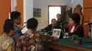 Tim kuasa hukum inovator mobil listrik Dasep Ahmadi dan Kejaksaan Agung memeriksa berkas pengajuan praperadilan di PN Jakarta Selatan, Senin (26/10/2015). Sidang dilanjutkan Selasa (27/10) untuk mendengarkan tanggapan. (Liputan6.com/Helmi Fithriansyah)