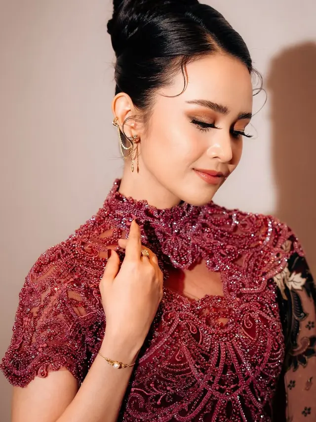 Michelle Ziudith tampil modern dengan kebaya. [@michelleziu]