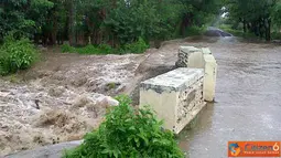 Citizen6, Kilo: Banjir di jalan Kore-Kiwu, Kecamatan Kilo, Kabupaten Dompu, Nusa Tenggara, telah meluap sampai kebadan ruas jalan. (Pengirim: Aji)