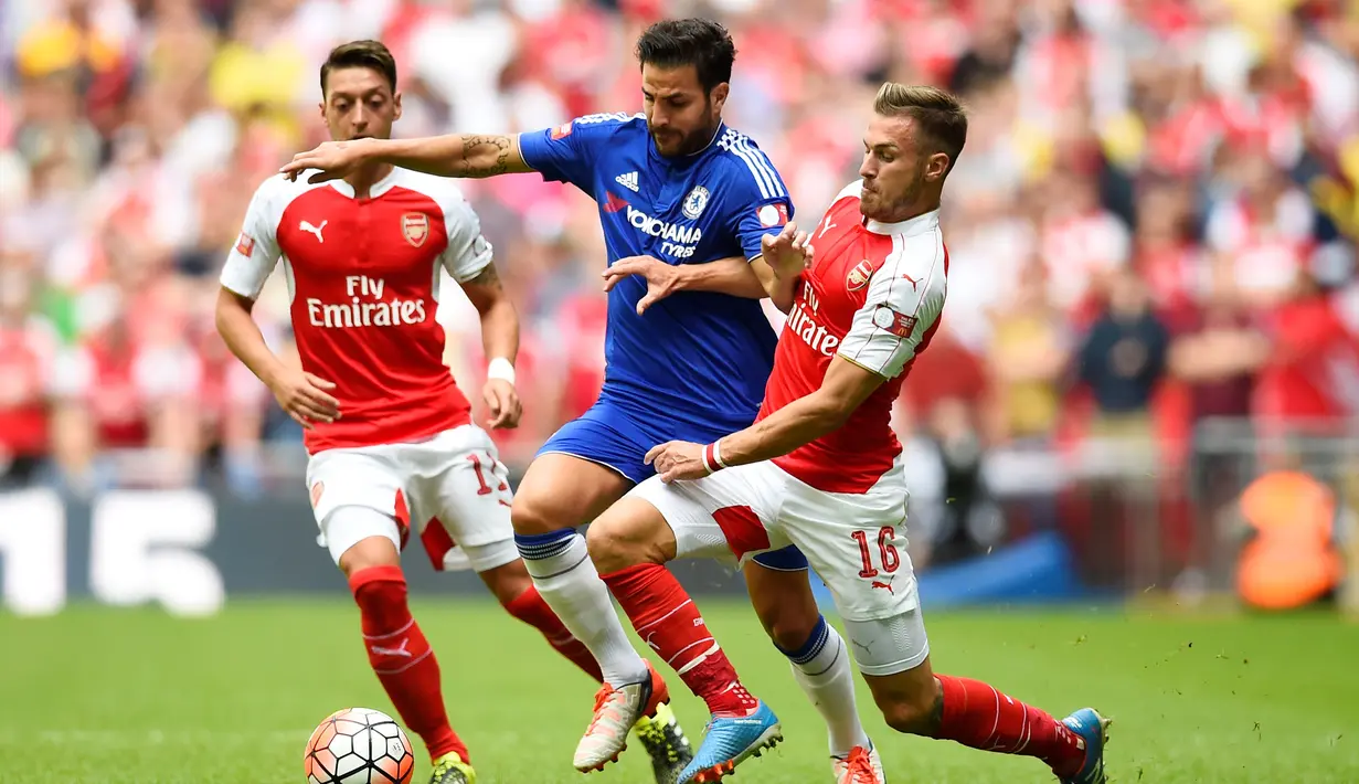 Pemain Arsenal, Aaron Ramsey (kanan) berebut bola dengan pemain Chelsea, Cesc Fabregas, dalam Community Shield 2015 di Stadion Wembley, Inggris. Minggu (2/8/2015) malam WIB. (Reuters/Dylan Martinez)