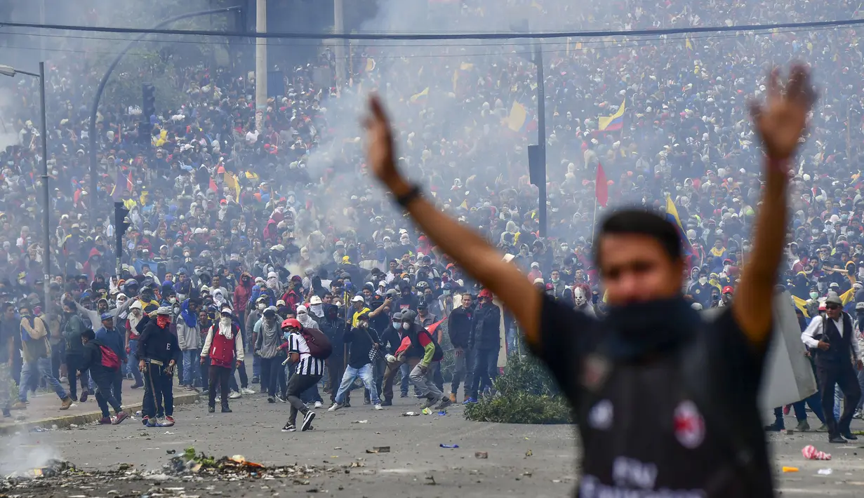 Demonstran saat bentrok dengan polisi anti huru hara di Quito (7/10/2019). Demonstran juga menuntut pemerintah membatalkan pemindahan pemerintah keluar dari ibu kota. (AFP Photo/Martin Bernetti)