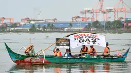 Para aktivis lingkungan memperingatkan bahaya yang ditimbulkan oleh investasi besar-besaran dalam energi fosil. (JAM STA ROSA/AFP)