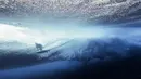Foto underwater menunjukkan atlet selancar saat mengikuti lomba dalam kegiatan WSL Shiseido Tahiti pro surfing event di Teahupo'o, Tahiti, Polenesia Prancis, Jumat (11/8/2023). (AFP/Ben Thouard)