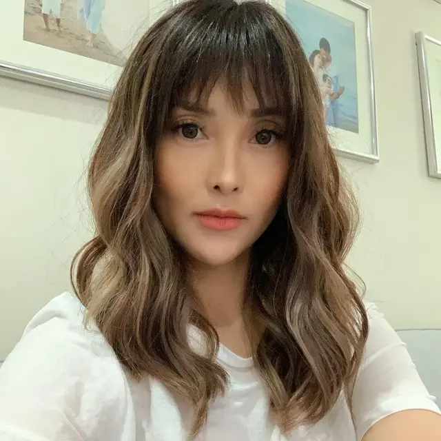 6 Potret Terbaru Eva Anindita Pasca Melahirkan, Tampil dengan Rambut Berponi