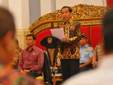 Presiden Joko Widodo atau Jokowi memberikan paparan saat memimpin Sidang Kabinet Paripuna di Istana, Jakarta, Rabu (2/1). Sidang kabinet tersebut membahas rencana kerja pemerintah tahun 2018 dan kerangka ekonomi makro. (Liputan6.com/Angga Yuniar)