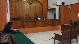 Tim kuasa hukum inovator mobil listrik Dasep Ahmadi membacakan pengajuan praperadilan melawan Kejaksaan Agung di PN Jakarta Selatan, Senin (26/10/2015). Sidang akan dilanjutkan Selasa (27/10) untuk mendengarkan tanggapan. (Liputan6.com/Helmi Fithriansyah)